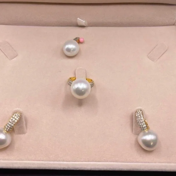Authentic South sea pearl in 14KG with real natural diamond